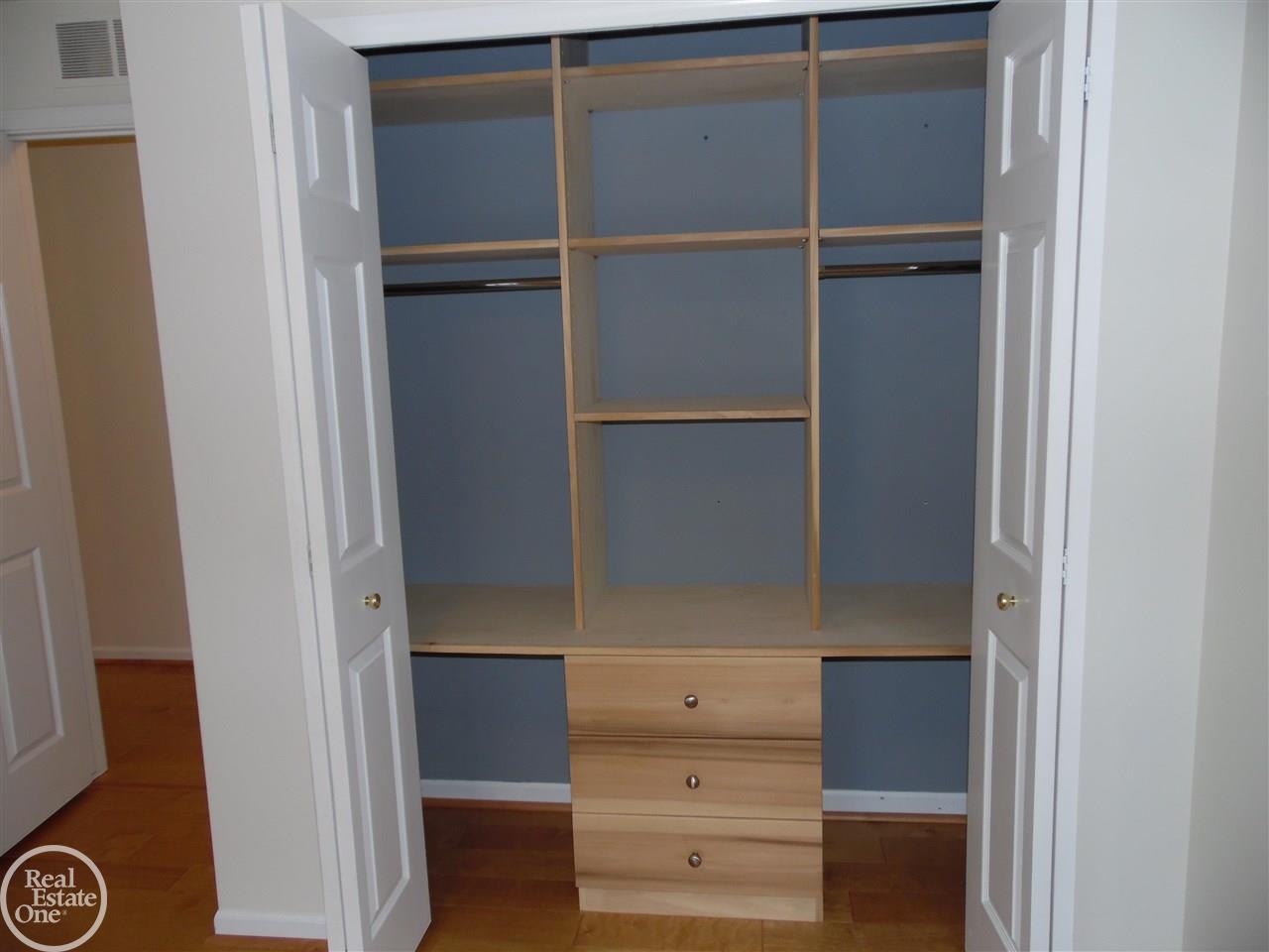 46099 Rhodes Drive Macomb, MI 48044 - Photo 26 of 30 Custom built-in closet