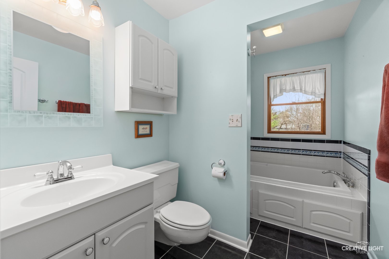 1005 Meadow Lane Elgin, IL 60123 - Photo 13 of 22 a bathroom with a sink toilet and tub