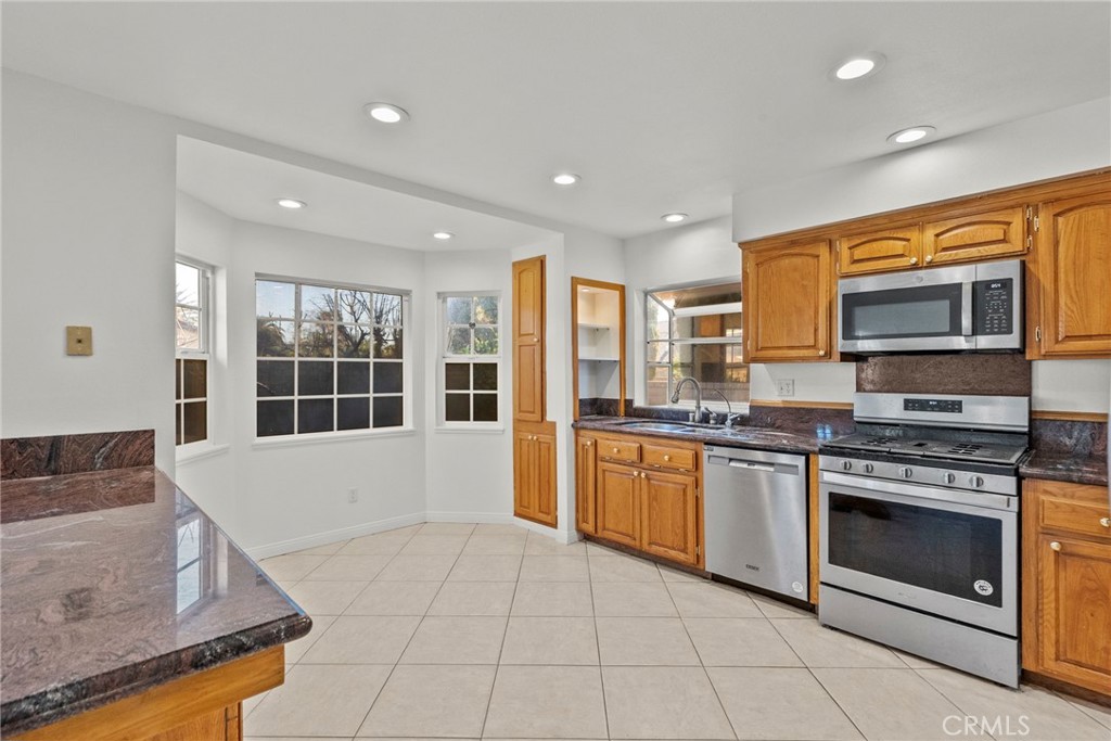 25550 Old Course Way Valencia, CA 91355 - Photo 16 of 48 Kitchen and nook area