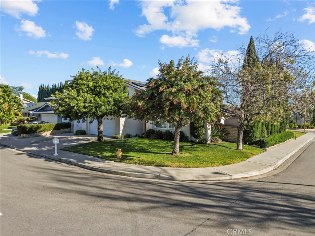 25550 Old Course Way Valencia, CA 91355 - Photo 3 of 48 Corner shot front of home