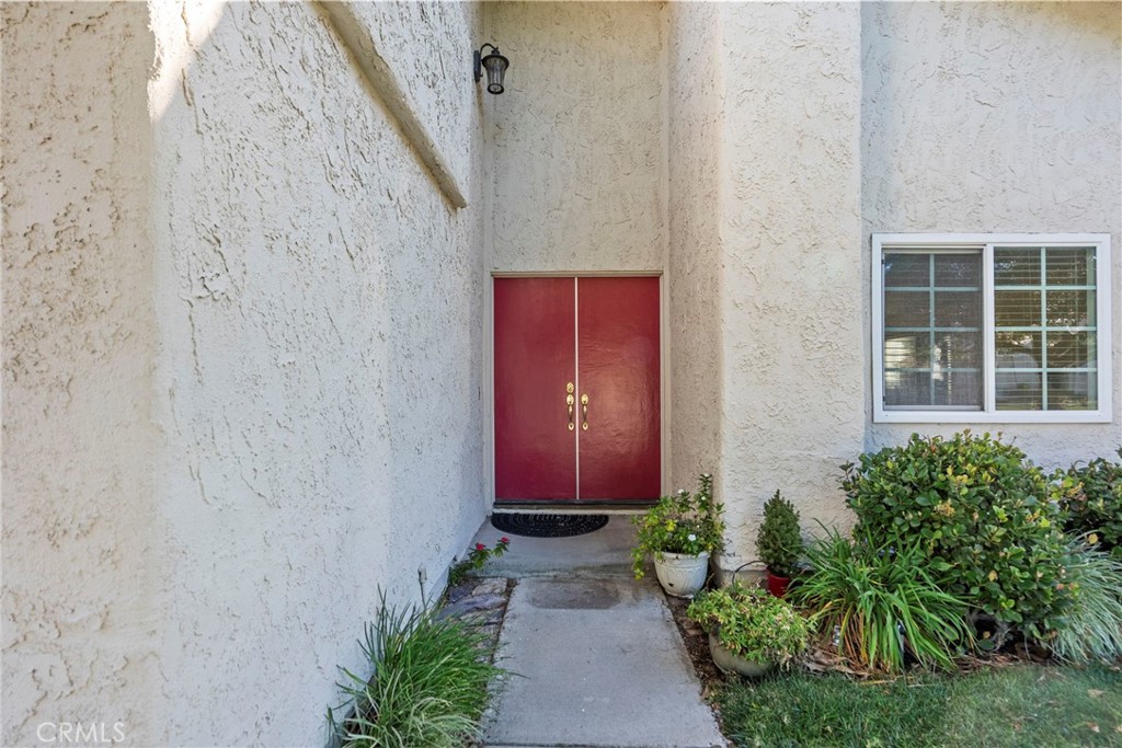 25550 Old Course Way Valencia, CA 91355 - Photo 5 of 48 Beautifu front entry with red front door