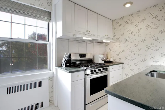 $675,000 | 127 2nd Street, Unit D1, Garden City, NY 11530