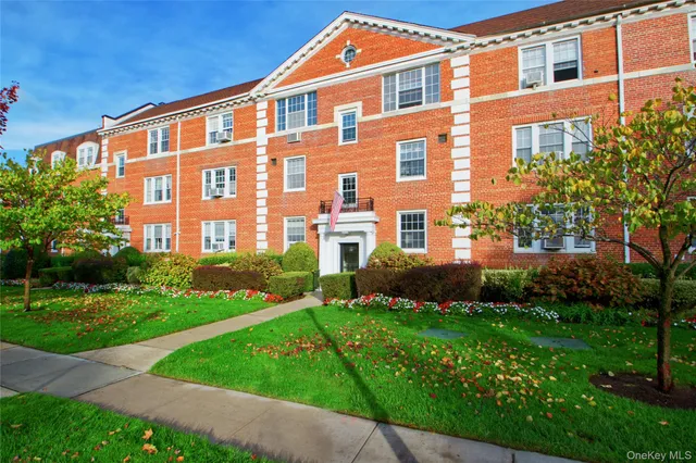 $675,000 | 127 2nd Street, Unit D1, Garden City, NY 11530