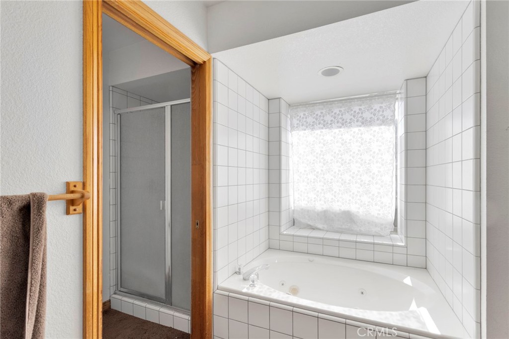 10276 Aster Road Oak Hills, CA 92344 - Photo 26 of 67 Mater Bathroom Tub