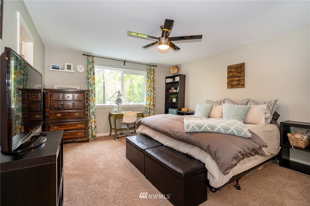 665 Rhoades Road Winlock, WA 98596 - Photo 16 of 39 a bedroom with a bed and a flat tv screen
