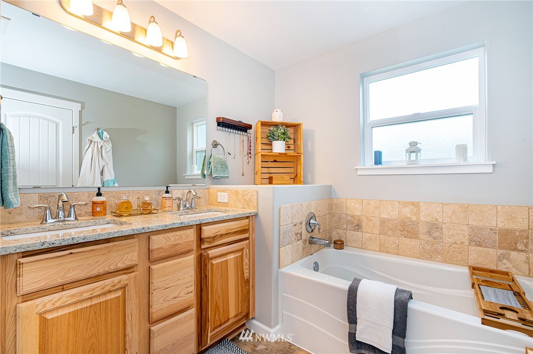 665 Rhoades Road Winlock, WA 98596 - Photo 18 of 39 a bathroom with a tub a sink and a window