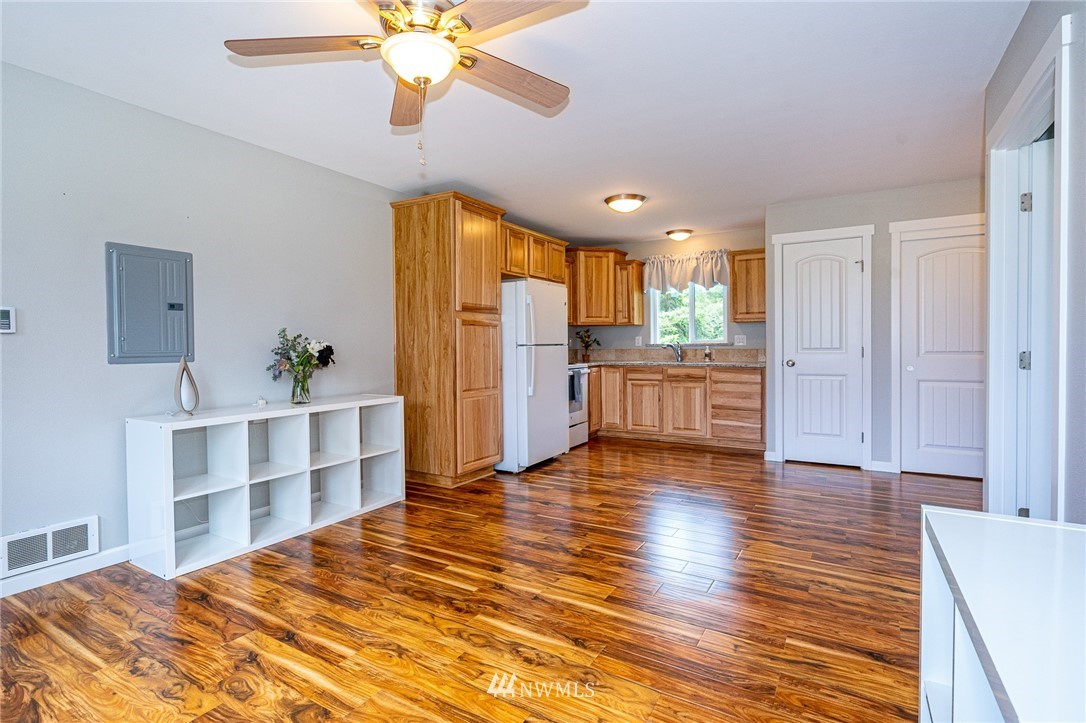 665 Rhoades Road Winlock, WA 98596 - Photo 33 of 39 a bedroom with a bed and a window