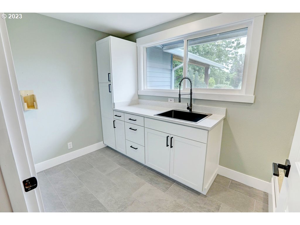9625 South Barnards Road Canby, OR 97013 - Photo 20 of 39 a bathroom with a sink and a mirror