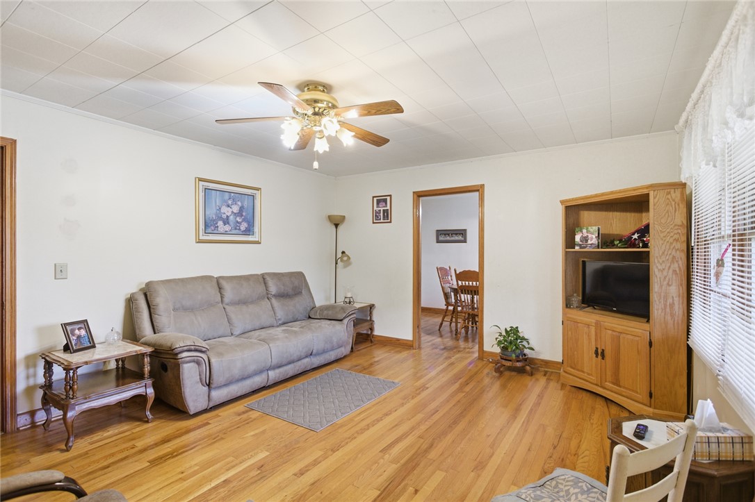 282 West Bennett Road Westminster, SC 29693 - Photo 5 of 42 This inviting living space features gleaming hardwood floors and ample natural light, perfect for relaxation.