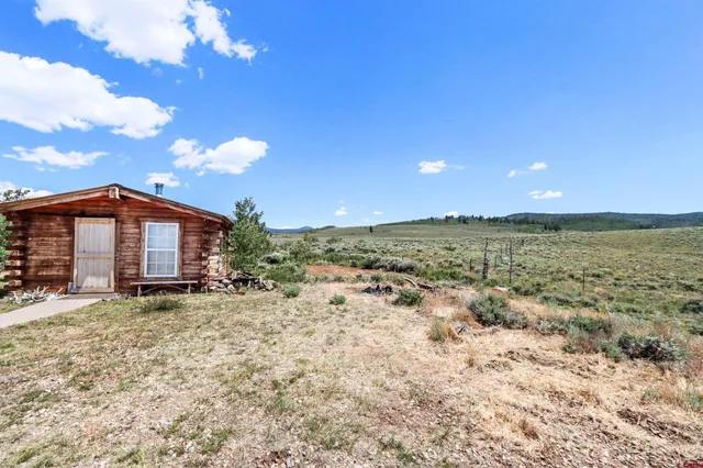 a view of a backyard