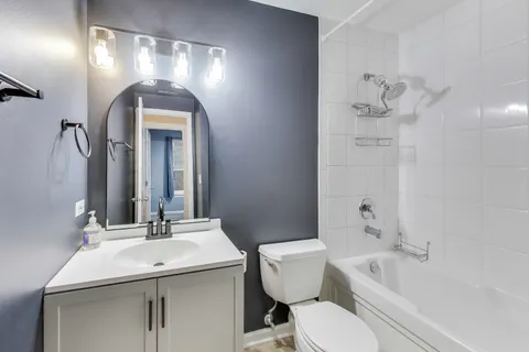 $249,900 | 1636 West Melrose Street, Unit 203, Chicago, IL 60657