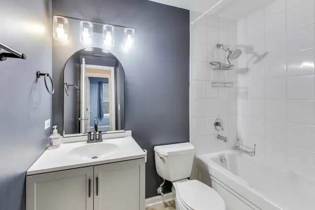 $265,000 | 1636 West Melrose Street, Unit 203, Chicago, IL 60657