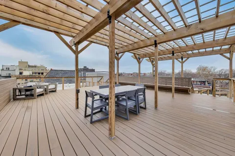 $249,900 | 1636 West Melrose Street, Unit 203, Chicago, IL 60657