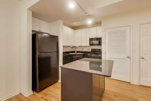 $265,000 | 1636 West Melrose Street, Unit 203, Chicago, IL 60657