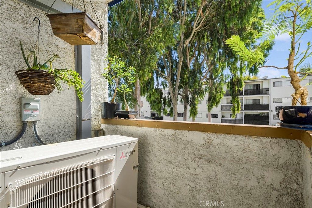 18530 Hatteras Street, Unit 213 Tarzana, CA 91356 - Photo 15 of 17 a backyard of a house