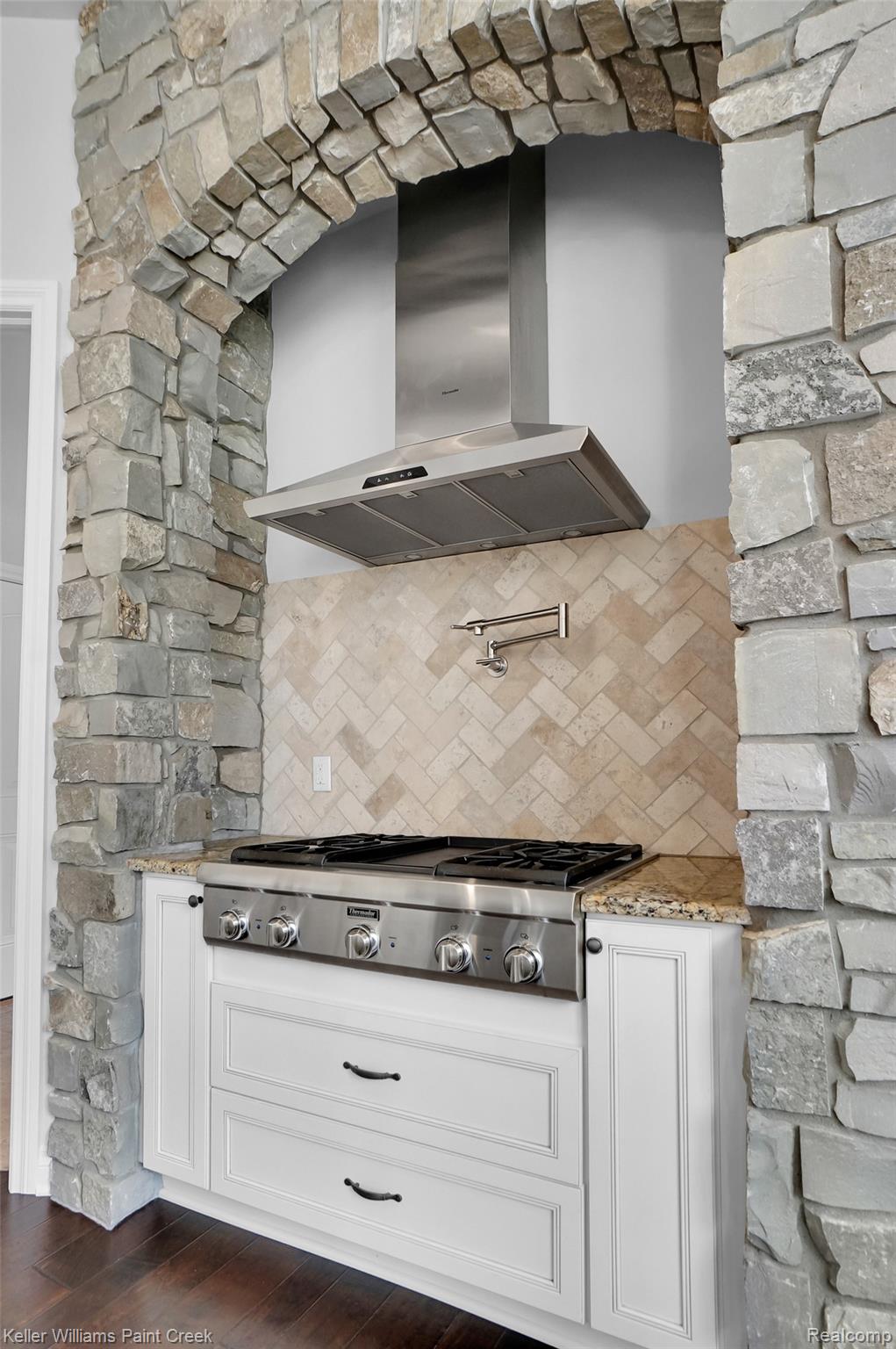 2821 North Addison Circle Rochester, MI 48306 - Photo 22 of 57 Commercial-grade Thermodor gas range with sleek vent hood