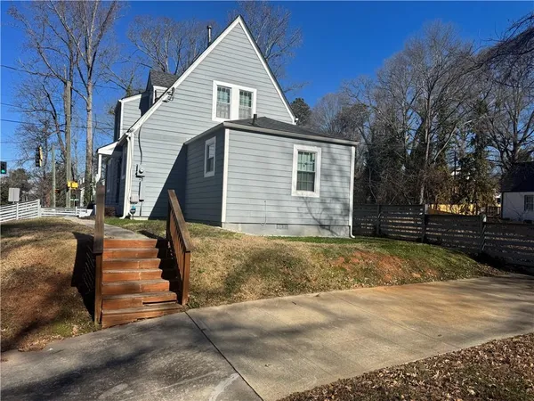 a view of a yard in front of house
