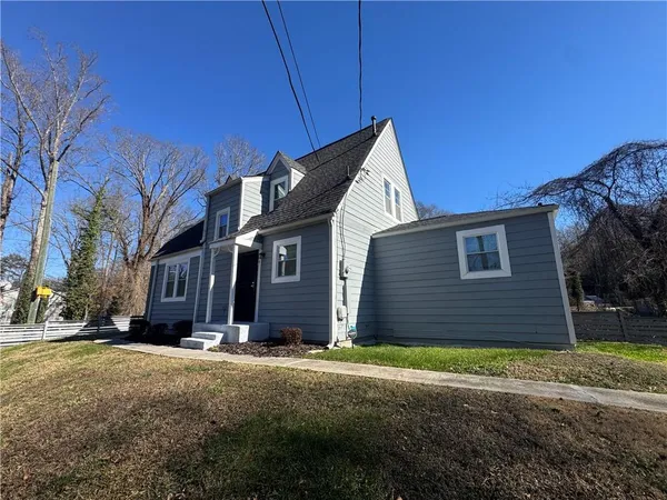 a view of a house with a yard