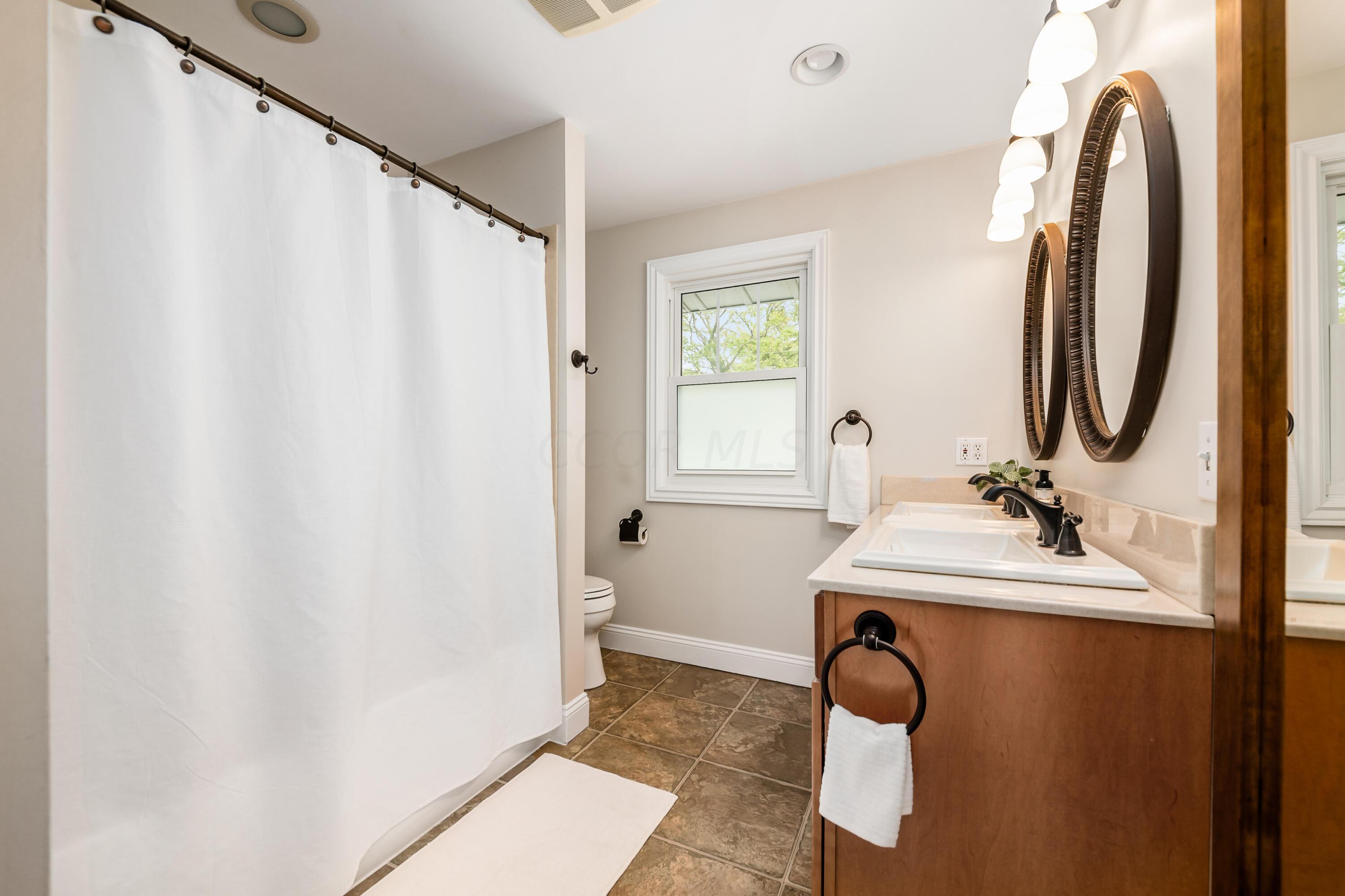 186 East Pacemont Road Columbus, OH 43202 - Photo 31 of 39 Full bathroom w closet and double sinks