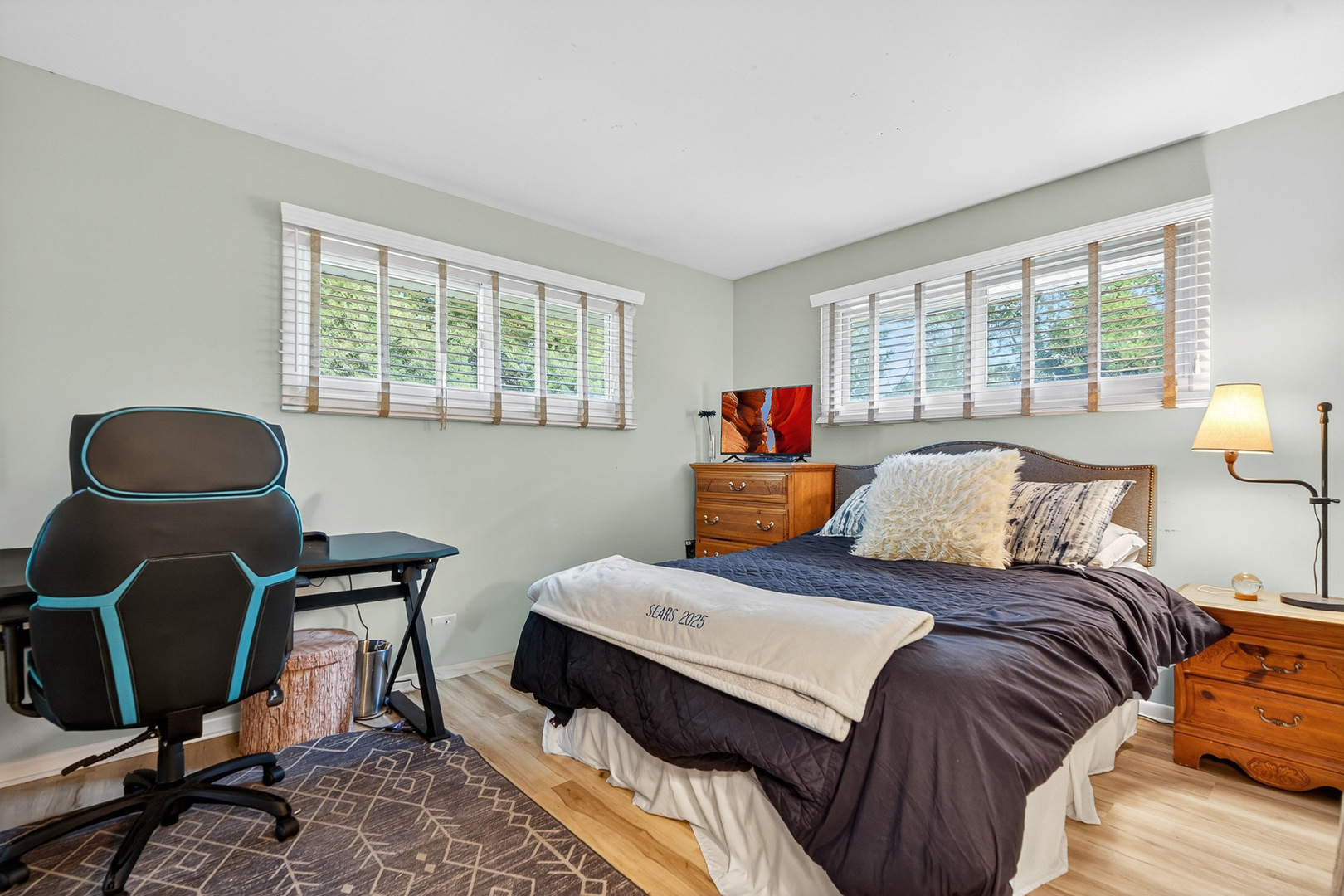 185 North Happ Road Northfield, IL 60093 - Photo 19 of 38 a bedroom with a bed and a window