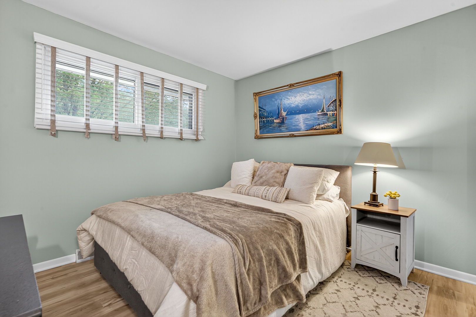 185 North Happ Road Northfield, IL 60093 - Photo 20 of 38 a bedroom with a bed and a painting on the wall