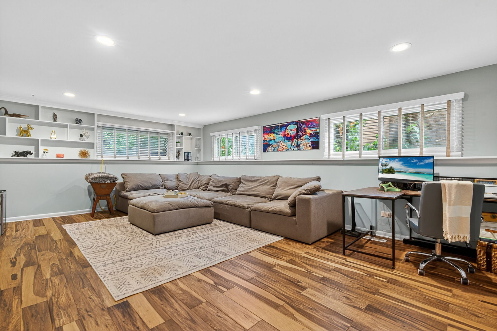 185 North Happ Road Northfield, IL 60093 - Photo 21 of 38 a living room with furniture and a window