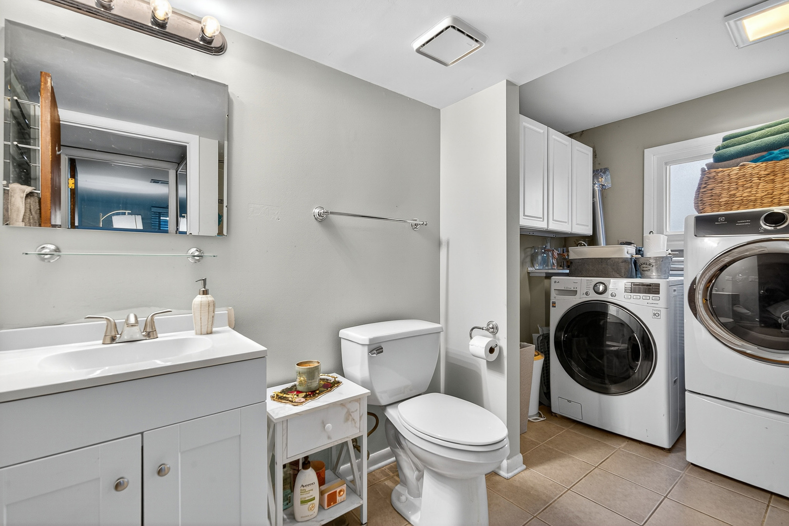 185 North Happ Road Northfield, IL 60093 - Photo 24 of 38 a bathroom with a sink a toilet and a mirror