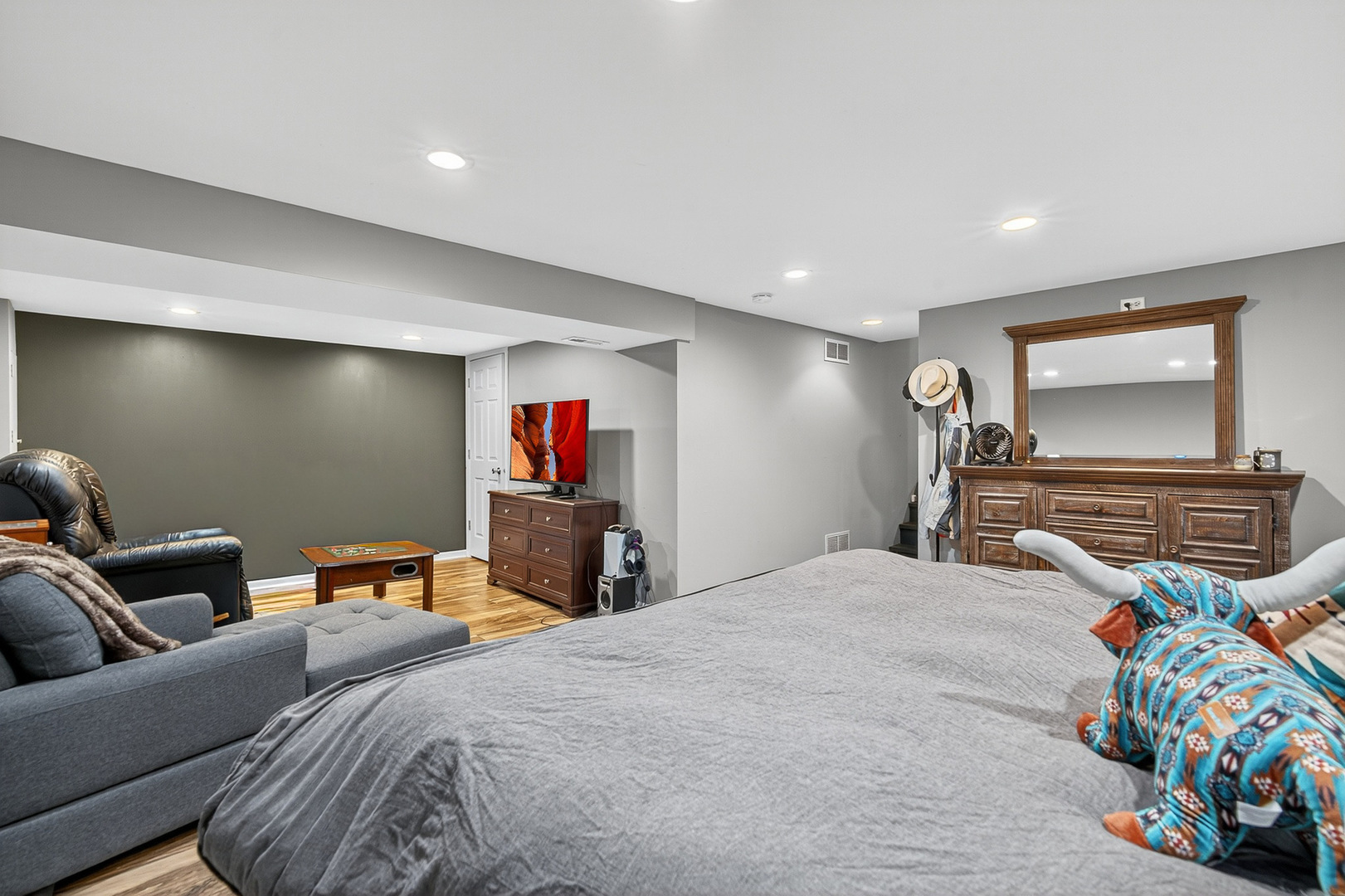 185 North Happ Road Northfield, IL 60093 - Photo 27 of 38 a bed room with a bed and a television