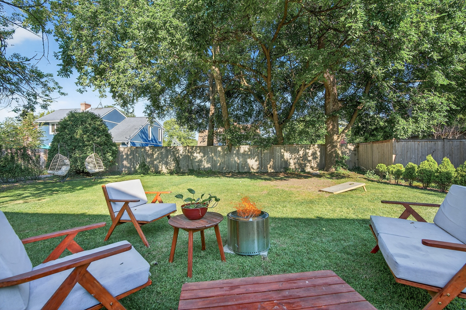 185 North Happ Road Northfield, IL 60093 - Photo 29 of 38 a view of a table and chairs in the garden