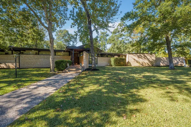$775,000 | 146 Billandrea Lane, Conroe, TX 77304