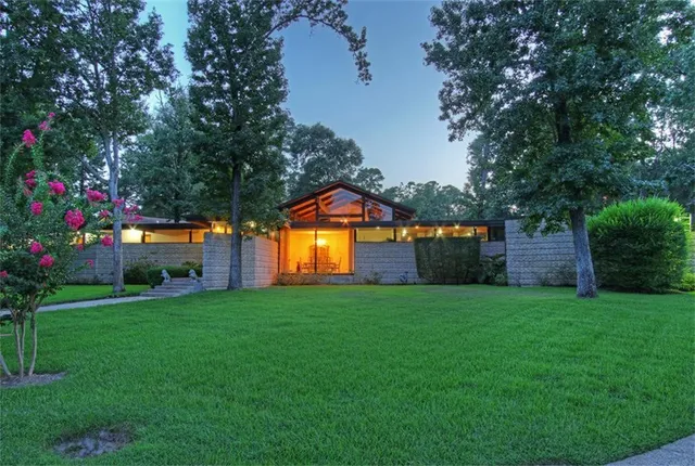 $775,000 | 146 Billandrea Lane, Conroe, TX 77304