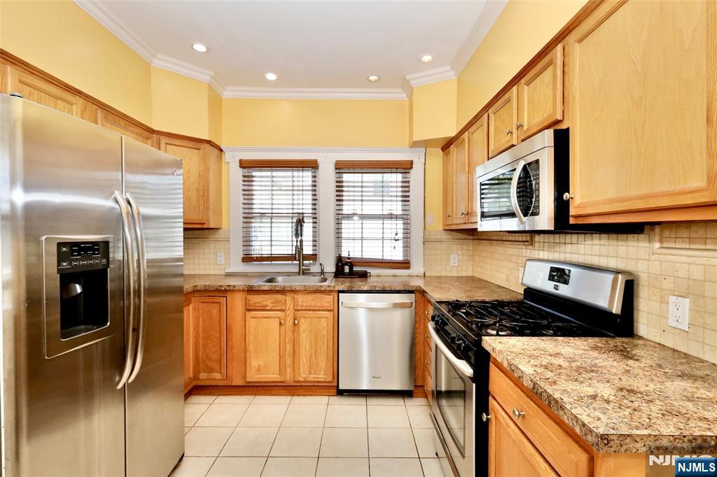 233 Hamilton Place Hackensack, NJ 07601 - Photo 5 of 19