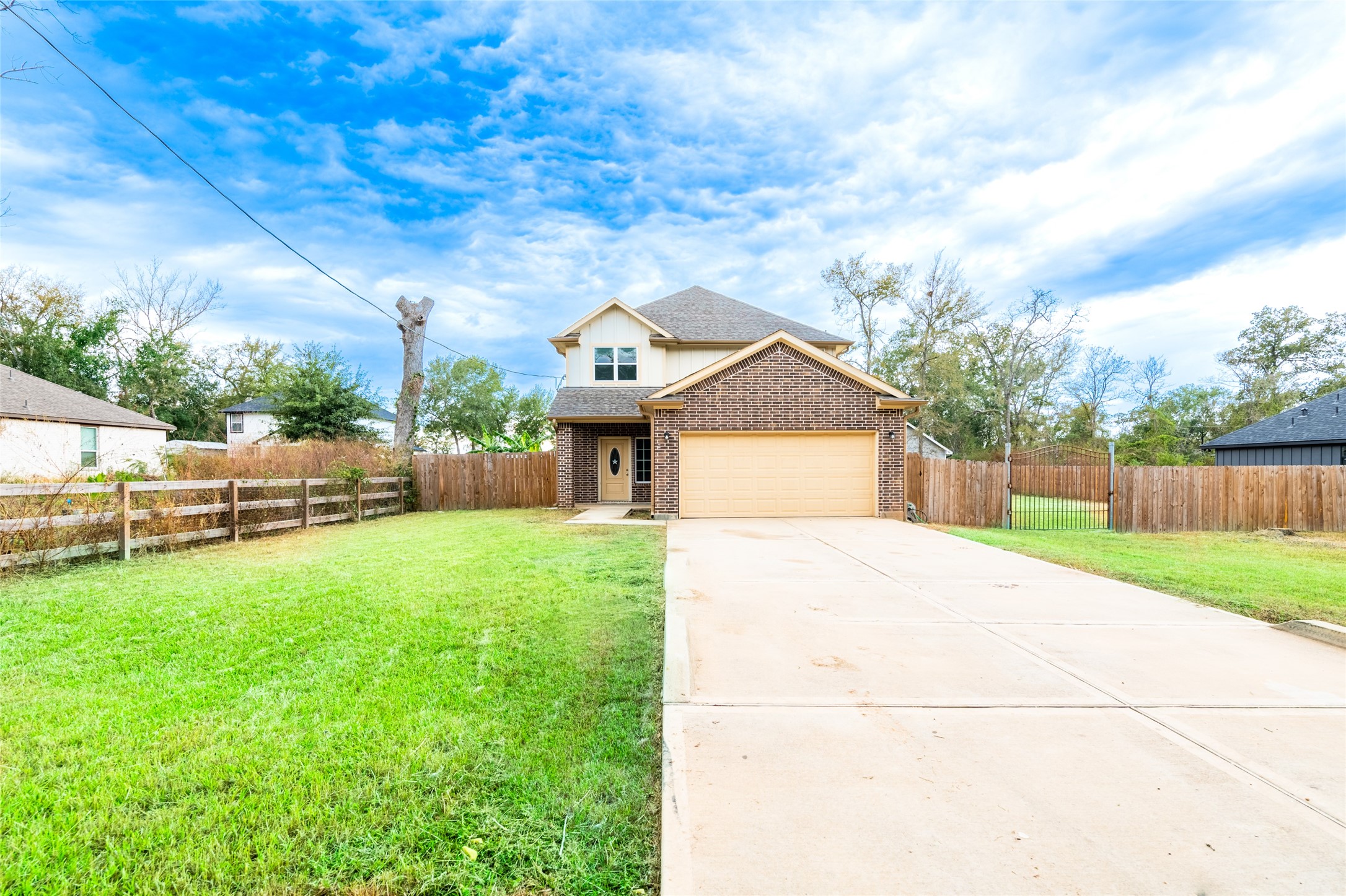 25012 Armagh Road Hempstead, TX 77445 - Photo 3 of 33 a front view of a house with garden