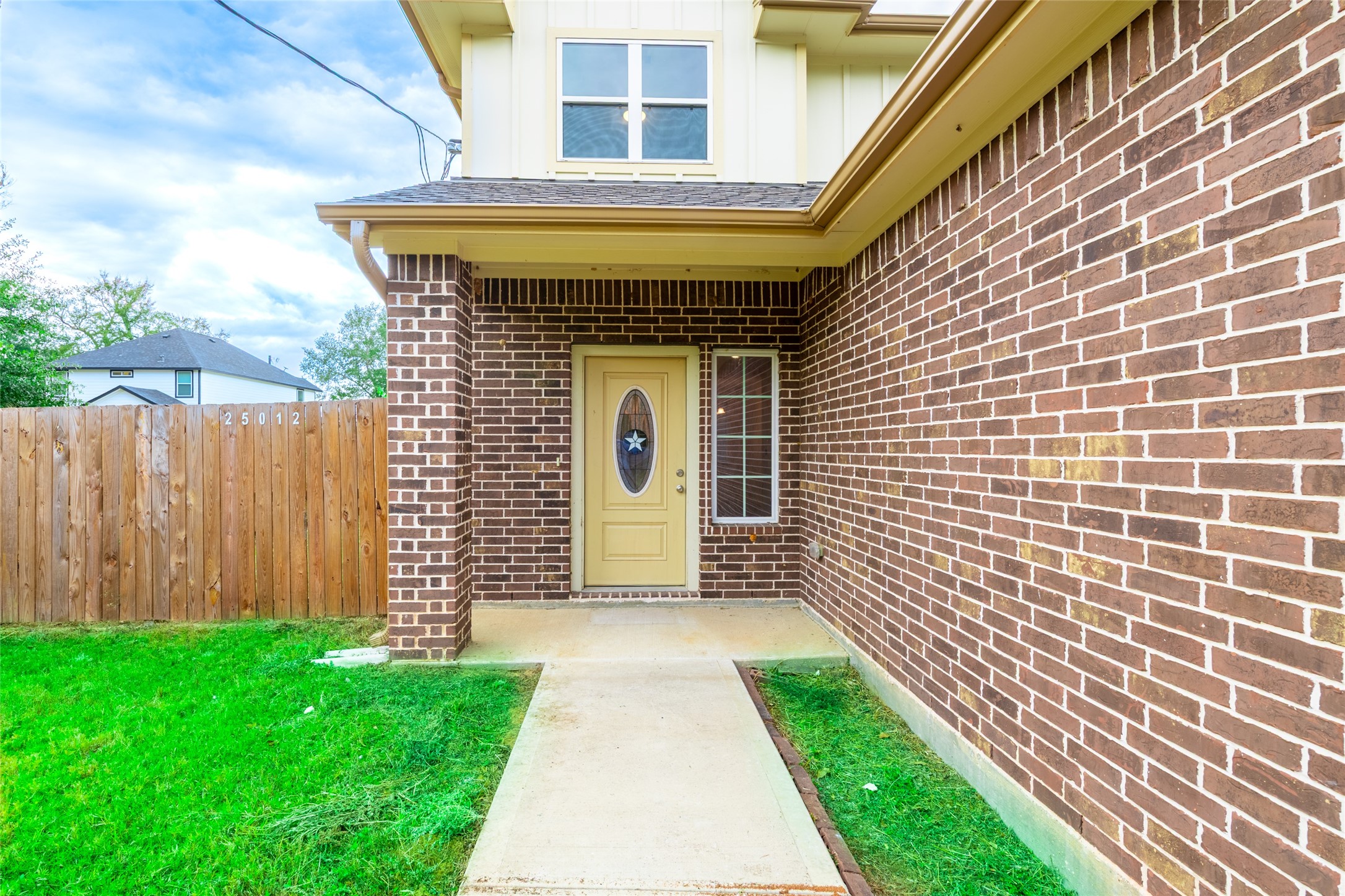 25012 Armagh Road Hempstead, TX 77445 - Photo 4 of 33 a front view of a house with a garden
