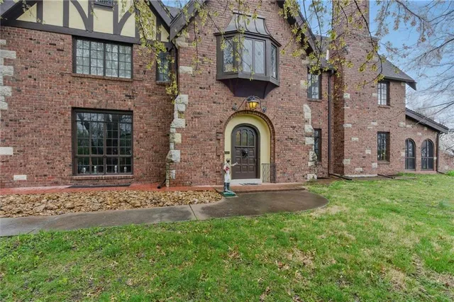 $857,500 | 8 Orchard Place, Excelsior Springs, MO 64024