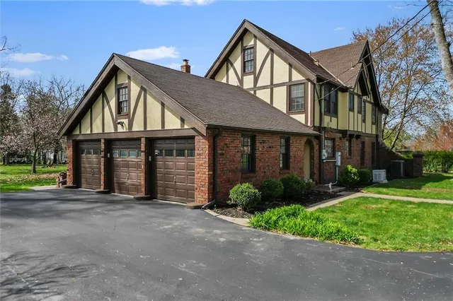 $857,500 | 8 Orchard Place, Excelsior Springs, MO 64024