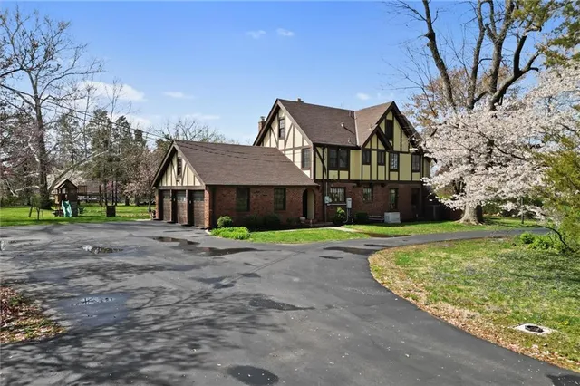 $857,500 | 8 Orchard Place, Excelsior Springs, MO 64024