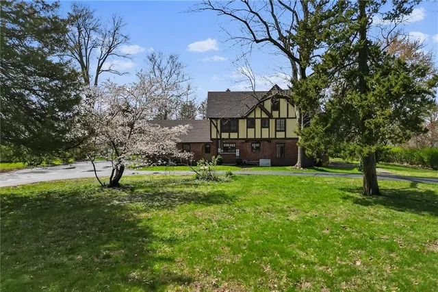 $857,500 | 8 Orchard Place, Excelsior Springs, MO 64024