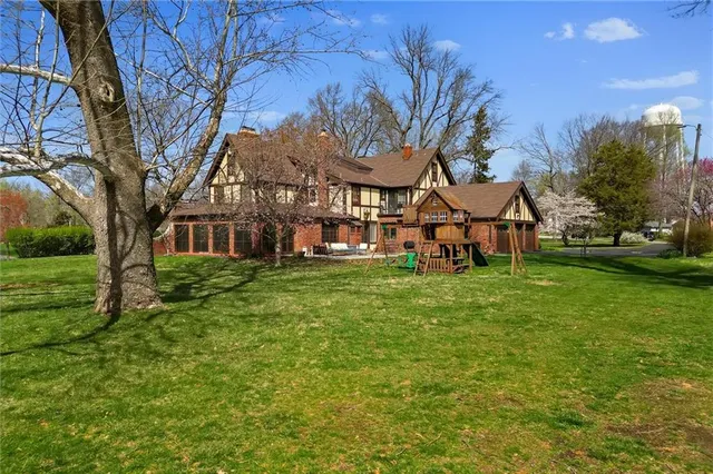 $857,500 | 8 Orchard Place, Excelsior Springs, MO 64024