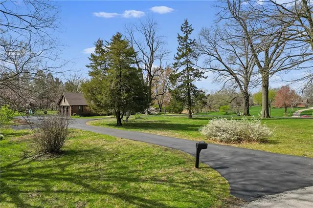 $857,500 | 8 Orchard Place, Excelsior Springs, MO 64024