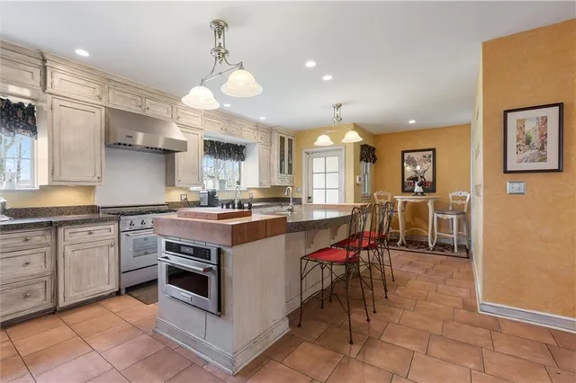 $857,500 | 8 Orchard Place, Excelsior Springs, MO 64024