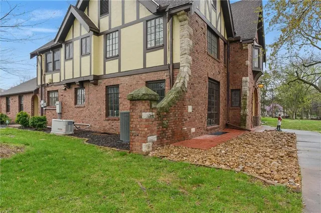 $857,500 | 8 Orchard Place, Excelsior Springs, MO 64024