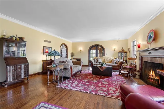 $857,500 | 8 Orchard Place, Excelsior Springs, MO 64024