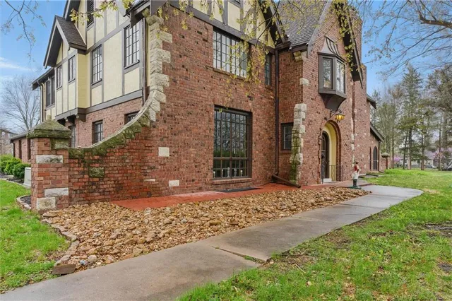 $857,500 | 8 Orchard Place, Excelsior Springs, MO 64024