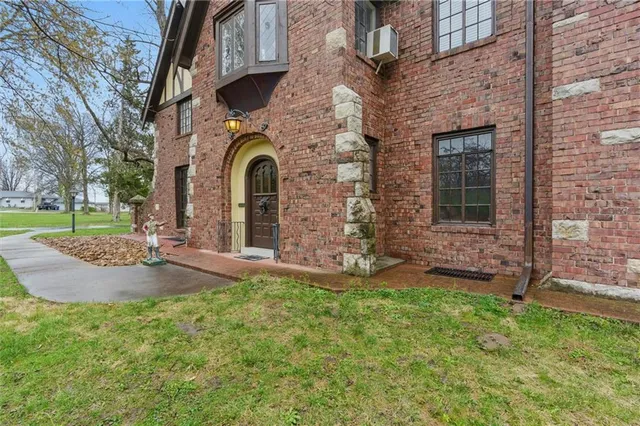 $857,500 | 8 Orchard Place, Excelsior Springs, MO 64024