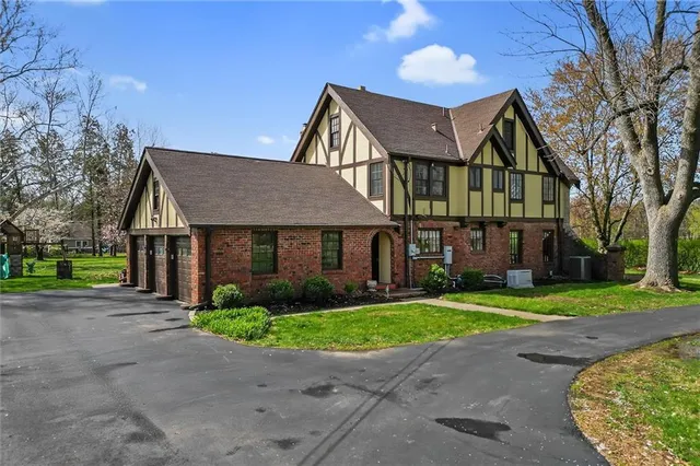 $857,500 | 8 Orchard Place, Excelsior Springs, MO 64024