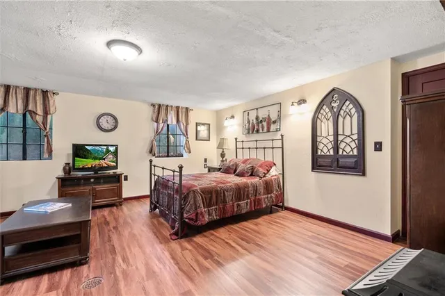 $857,500 | 8 Orchard Place, Excelsior Springs, MO 64024