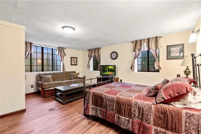 $857,500 | 8 Orchard Place, Excelsior Springs, MO 64024