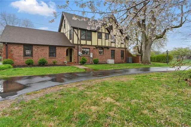 $857,500 | 8 Orchard Place, Excelsior Springs, MO 64024