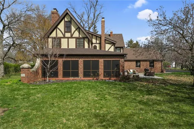 $857,500 | 8 Orchard Place, Excelsior Springs, MO 64024